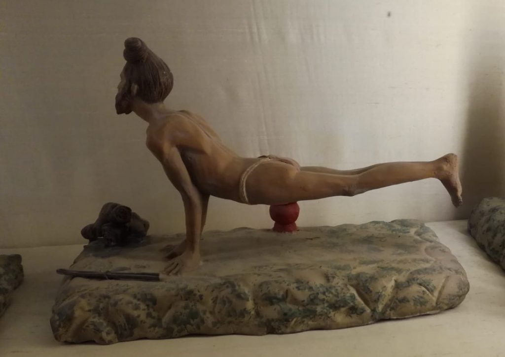 Mayurasana le yoga en poterie du Albert Hall Museum Jaipur