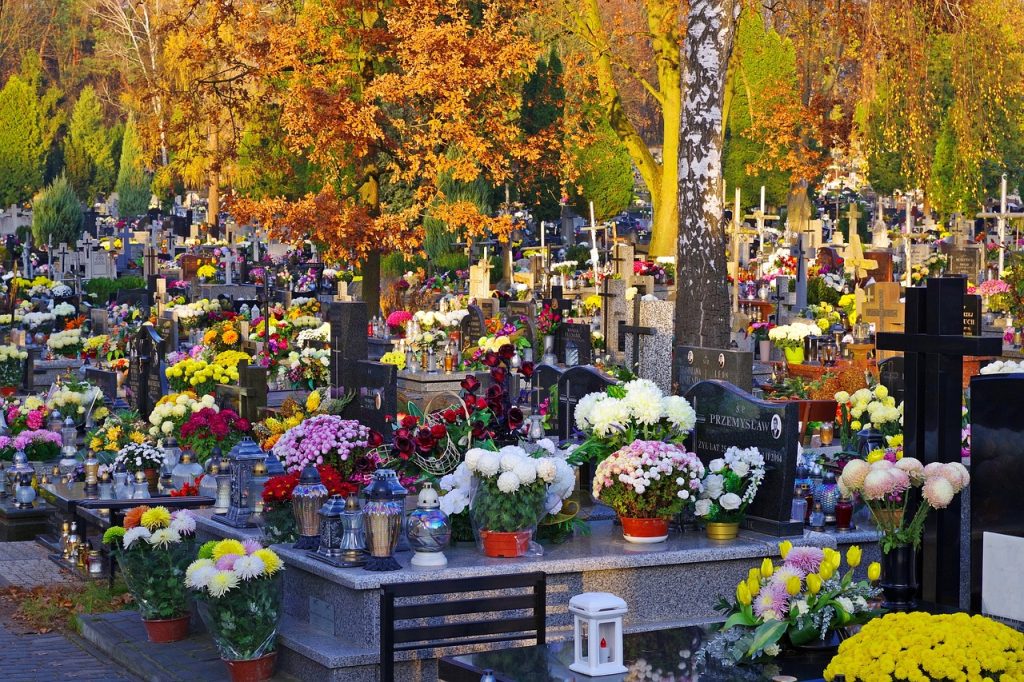 Tombes fleuries à la Toussaint la fête des morts catholique